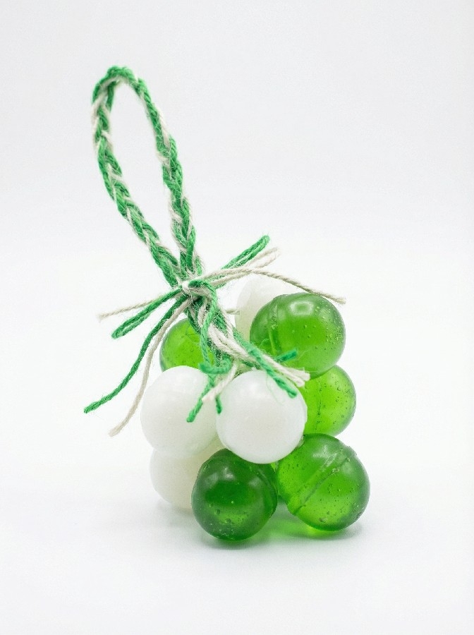 Yeşil Beyaz El Yapımı Üzüm Figürlü Kokulu Sabun