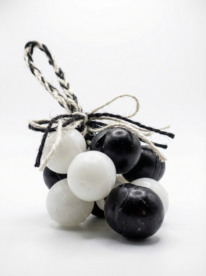 Siyah Beyaz Renkli Dekoratif Üzüm Figürlü Kokulu Sabun